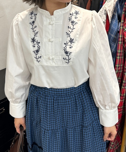 kutir（クティール）の「刺繍チャイナブラウス（シャツ/ブラウス・レディース・サックスブルー/オフホワイト/チャコールグレー・FREE）」の5枚目の写真