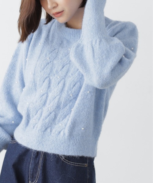 FREE'S MART(フリーズマート)の「◇パール付きケーブルショート丈ニット(ニット/セーター・レディース・ライトブルー/グレー/オフホワイト・FREE)」の1枚目の写真