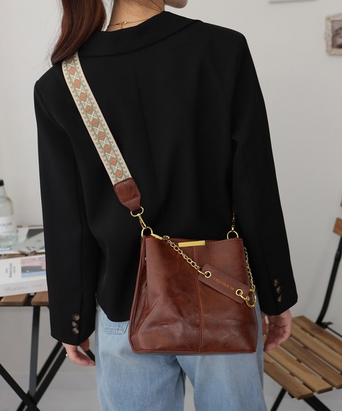 pumpkin port(パンプキンポート)の「チェーンチャーム付 柄ベルト ショルダー BAG(ショルダーバッグ・レディース・ブラック/ブラウン/カーキ/ベージュ/ブラック×ブラック/ワインレッド/ダークブラウン・FREE)」の4枚目の写真