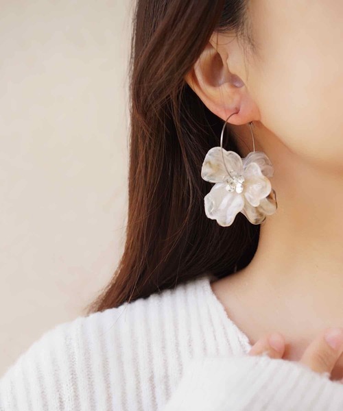 CERCA（チェルカ）の「jolie minette/ビックフラワー シルバー フープピアス（ピアス（両耳用）・レディース・ホワイト/ブルーパープル/クリア/ホワイト系/ブラウン系/ベージュ系/カーキ系/ピンク系/スカイブルー・FREE）」の14枚目の写真
