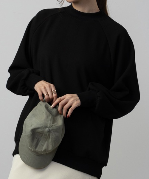 NAVY（ネイビー）の「NAVY ふわもちハイネックプルオーバー（スウェット・レディース・グレイッシュベージュ/ブラック/モカ・M/L/S/XL）」の2枚目の写真