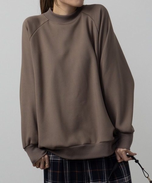 NAVY（ネイビー）の「NAVY ふわもちハイネックプルオーバー（スウェット・レディース・グレイッシュベージュ/ブラック/モカ・M/L/S/XL）」の3枚目の写真