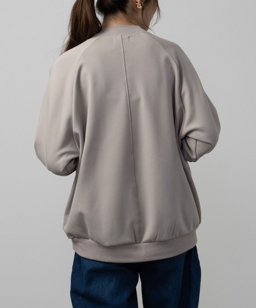NAVY（ネイビー）の「NAVY ふわもちハイネックプルオーバー（スウェット・レディース・グレイッシュベージュ/ブラック/モカ・M/L/S/XL）」の6枚目の写真
