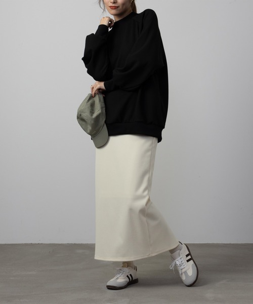 NAVY（ネイビー）の「NAVY ふわもちハイネックプルオーバー（スウェット・レディース・グレイッシュベージュ/ブラック/モカ・M/L/S/XL）」の5枚目の写真