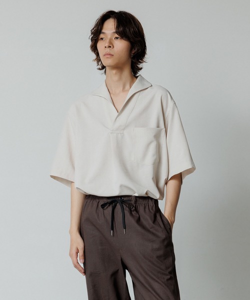 ADAM ET ROPE'（アダムエロペ）の「【WEB限定】リネンライク フロントタック スキッパーシャツ / 防シワ / ユニセックス（シャツ/ブラウス・メンズ・ホワイト/オフホワイト/ブラック・L/M/S）」の2枚目の写真