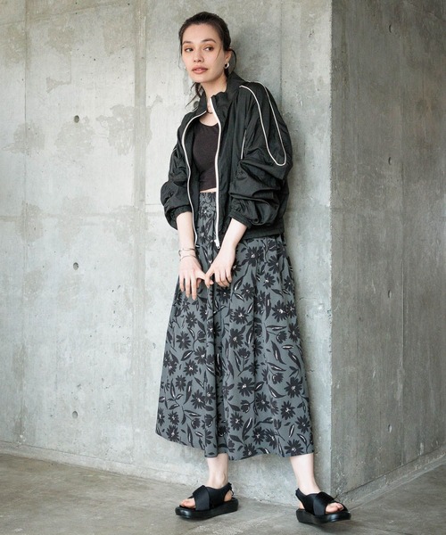 BAYFLOW(ベイフロー)の「ライントラックジャケット(ナイロンジャケット・レディース・ブラック/ブルー/オフホワイト・FREE)」の4枚目の写真