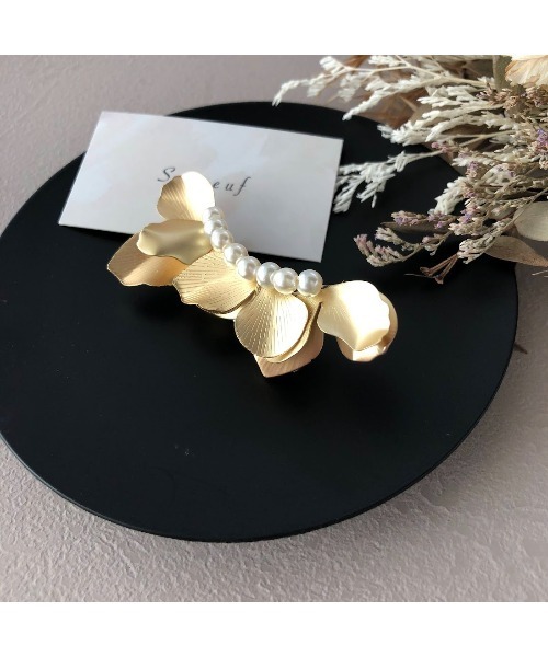 tone(トーン)の「【S.coeuf】メタルフラワーとパールのブローチ(MA)(ブローチ/コサージュ・レディース・ゴールド/シルバー・FREE)」の5枚目の写真