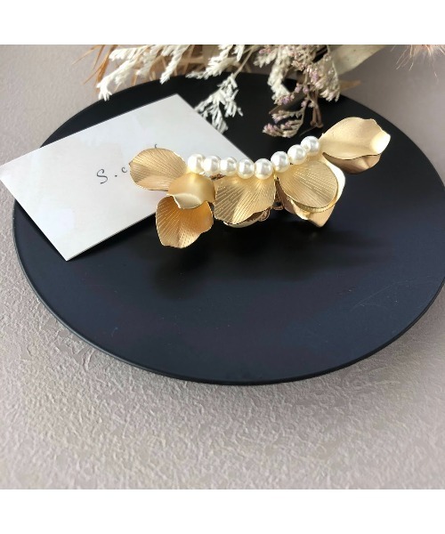 tone(トーン)の「【S.coeuf】メタルフラワーとパールのブローチ(MA)(ブローチ/コサージュ・レディース・ゴールド/シルバー・FREE)」の6枚目の写真