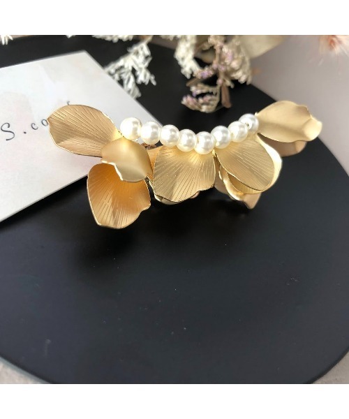 tone(トーン)の「【S.coeuf】メタルフラワーとパールのブローチ(MA)(ブローチ/コサージュ・レディース・ゴールド/シルバー・FREE)」の7枚目の写真