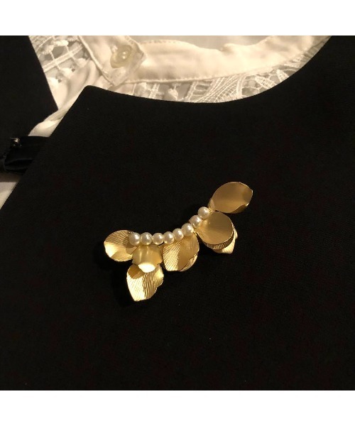 tone(トーン)の「【S.coeuf】メタルフラワーとパールのブローチ(MA)(ブローチ/コサージュ・レディース・ゴールド/シルバー・FREE)」の11枚目の写真