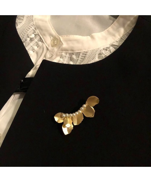 tone(トーン)の「【S.coeuf】メタルフラワーとパールのブローチ(MA)(ブローチ/コサージュ・レディース・ゴールド/シルバー・FREE)」の12枚目の写真