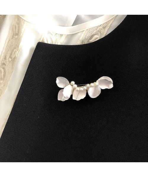 tone(トーン)の「【S.coeuf】メタルフラワーとパールのブローチ(MA)(ブローチ/コサージュ・レディース・ゴールド/シルバー・FREE)」の22枚目の写真