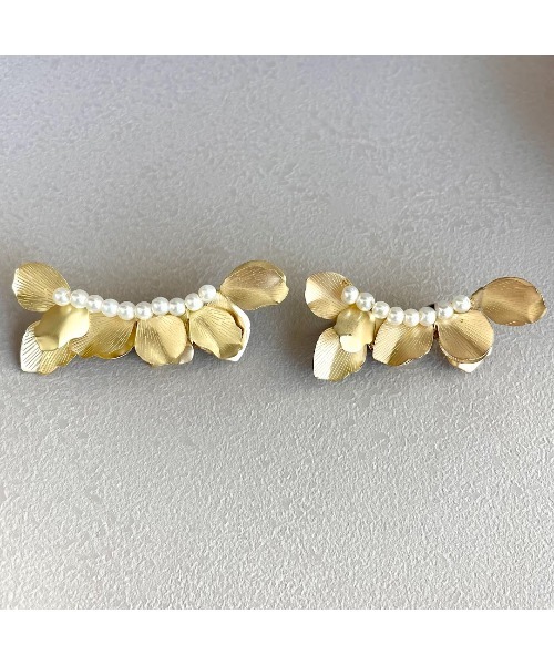tone(トーン)の「【S.coeuf】メタルフラワーとパールのブローチ(MA)(ブローチ/コサージュ・レディース・ゴールド/シルバー・FREE)」の3枚目の写真