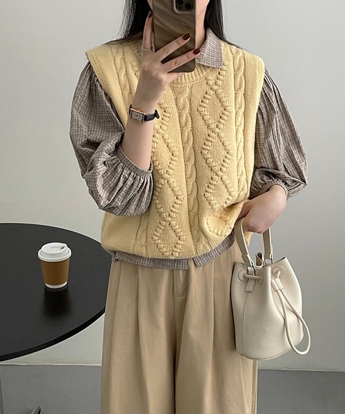 aimoha（アイモハ）の「ラウンドネックニットベスト（ベスト・レディース・グレー/ブラック/ベージュ/イエロー/グリーン/レッド/オフホワイト・FREE）」の12枚目の写真
