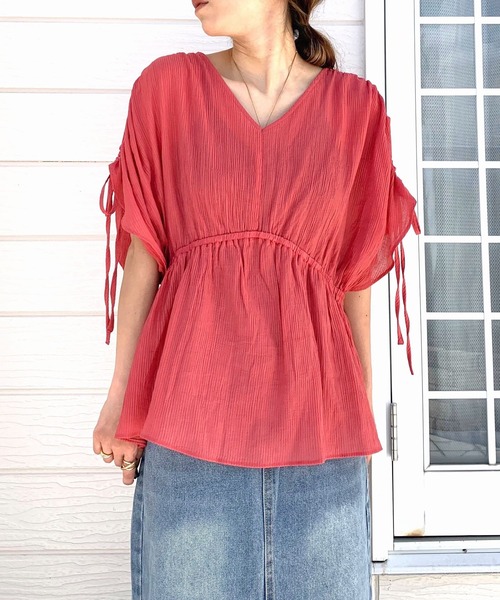 Q（キュー）の「ショルダードロストギャザーブラウス（シャツ/ブラウス・レディース・マスタード/レッド/グリーン・MEDIUM）」の4枚目の写真