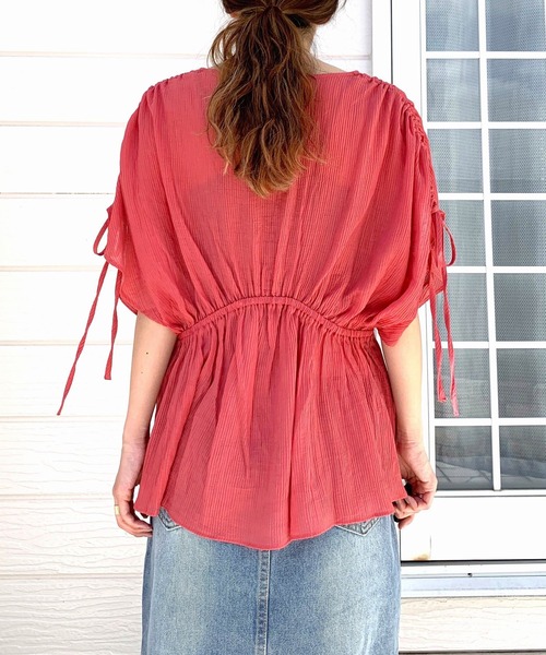 Q（キュー）の「ショルダードロストギャザーブラウス（シャツ/ブラウス・レディース・マスタード/レッド/グリーン・MEDIUM）」の6枚目の写真