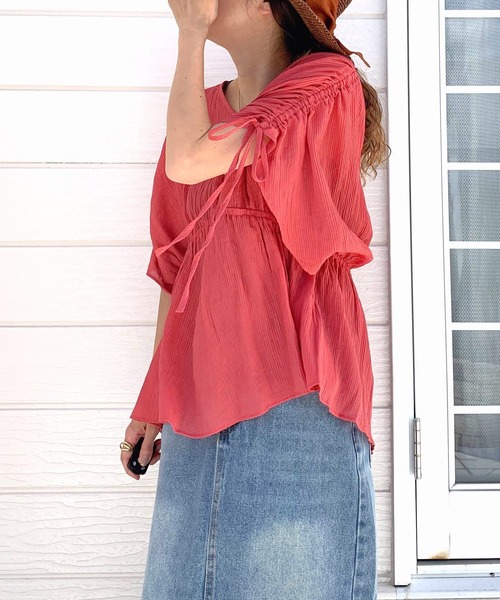 Q（キュー）の「ショルダードロストギャザーブラウス（シャツ/ブラウス・レディース・マスタード/レッド/グリーン・MEDIUM）」の17枚目の写真