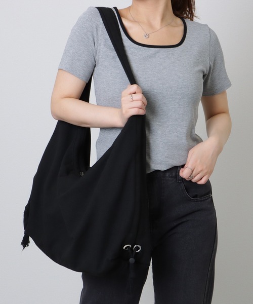 Lace Ladies(レースレディース)の「ドローコード付き ソリッドカラー ソフト ショルダー ファスナー バッグ(ショルダーバッグ・レディース・ブラック/ホワイト・FREE)」の19枚目の写真