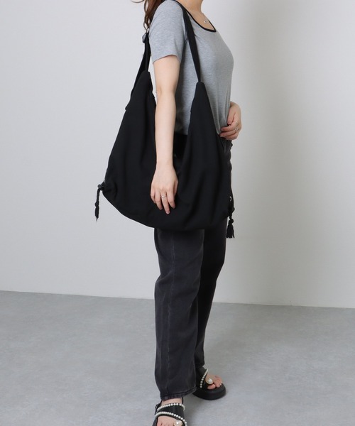 Lace Ladies(レースレディース)の「ドローコード付き ソリッドカラー ソフト ショルダー ファスナー バッグ(ショルダーバッグ・レディース・ブラック/ホワイト・FREE)」の20枚目の写真
