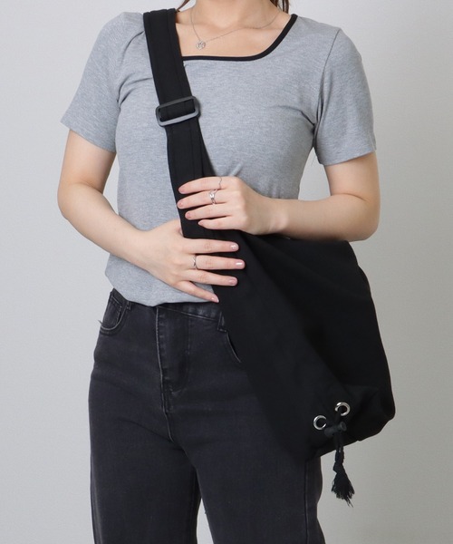 Lace Ladies(レースレディース)の「ドローコード付き ソリッドカラー ソフト ショルダー ファスナー バッグ(ショルダーバッグ・レディース・ブラック/ホワイト・FREE)」の21枚目の写真