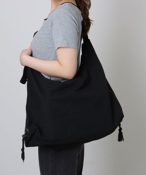 Lace Ladies(レースレディース)の「ドローコード付き ソリッドカラー ソフト ショルダー ファスナー バッグ(ショルダーバッグ・レディース・ブラック/ホワイト・FREE)」の3枚目の写真