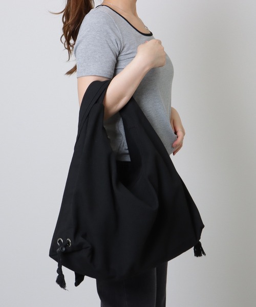 Lace Ladies(レースレディース)の「ドローコード付き ソリッドカラー ソフト ショルダー ファスナー バッグ(ショルダーバッグ・レディース・ブラック/ホワイト・FREE)」の4枚目の写真