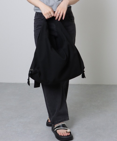Lace Ladies(レースレディース)の「ドローコード付き ソリッドカラー ソフト ショルダー ファスナー バッグ(ショルダーバッグ・レディース・ブラック/ホワイト・FREE)」の6枚目の写真