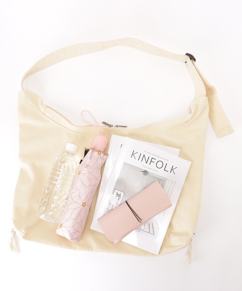Lace Ladies(レースレディース)の「ドローコード付き ソリッドカラー ソフト ショルダー ファスナー バッグ(ショルダーバッグ・レディース・ブラック/ホワイト・FREE)」の11枚目の写真