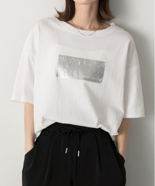 ad thie(アドティエ)の「箔プリント オーバーサイズTシャツ(Tシャツ/カットソー・レディース・ホワイト×ゴールド/ブラック/ホワイト×シルバー/チャコール・FREE)」の2枚目の写真