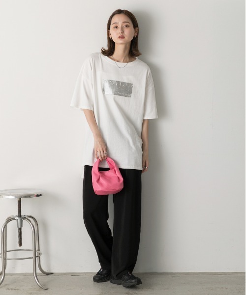ad thie(アドティエ)の「箔プリント オーバーサイズTシャツ(Tシャツ/カットソー・レディース・ホワイト×ゴールド/ブラック/ホワイト×シルバー/チャコール・FREE)」の7枚目の写真