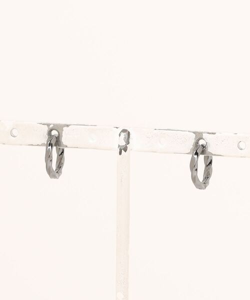 ARCHIVER（アーカイバ）の「【Bz】【WARAIJOGO（ワライジョーゴ）】EK134/ツイストリングフープペアピアス/両耳用（ピアス（両耳用）・メンズ・ブラック/シルバー・8/10/12）」の4枚目の写真