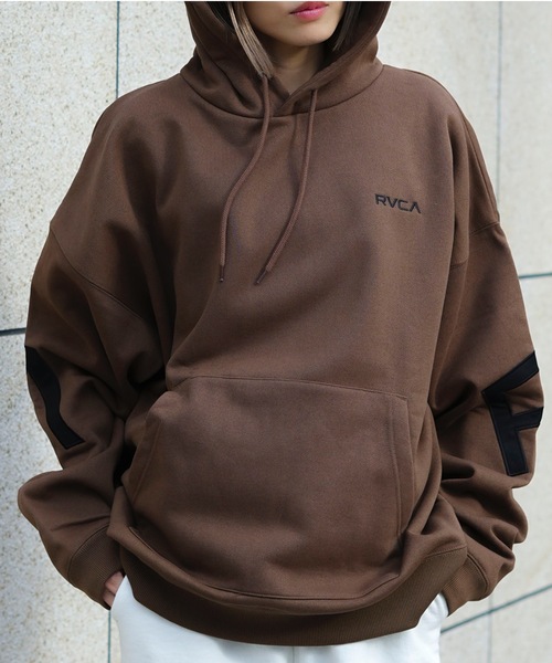 RVCA(ルーカ)の「RVCA メンズ FAKE RVCA HD パーカー 【2024年秋冬モデル】/ルーカバックプリントビッグロゴパーカー・フーディー(パーカー・メンズ・ブラウン/ワインレッド/ブルー系その他/グリーン系その他/ブラック/グレー・MEDIUM/LARGE/X-LARGE/SMALL)」の3枚目の写真