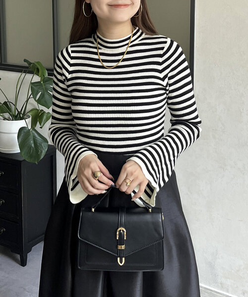 prose verse（プロズヴェール）の「フレアスリーブハイネックニット（ニット/セーター・レディース・レッド/ホワイト系その他/グレー/アイボリー/ブラック・MEDIUM/LARGE）」の2枚目の写真