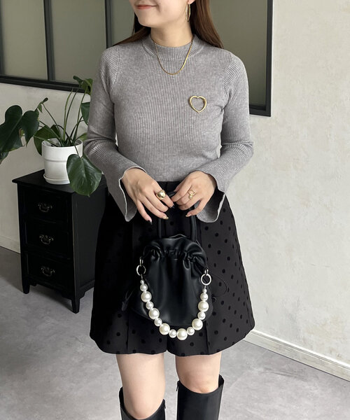 prose verse（プロズヴェール）の「フレアスリーブハイネックニット（ニット/セーター・レディース・レッド/ホワイト系その他/グレー/アイボリー/ブラック・MEDIUM/LARGE）」の4枚目の写真