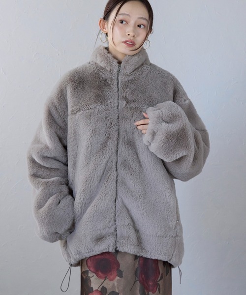 ap retro(アプレトロ)の「ボリュームファースタンドカラーブルゾン / ファーコート(その他アウター・レディース・ブラック/グレイッシュベージュ/キャメル/オフホワイト・FREE/MEDIUM)」の17枚目の写真