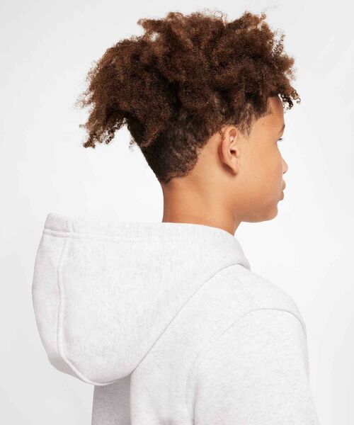 NIKE(ナイキ)の「《セットアップ対応商品》ナイキ スポーツウェア クラブ フリース ジュニア パーカー / Nike Sportswear Club Fleece Big Kids' Hoodie FD2988-051 Birch Heather(パーカー・キッズ・ミックスグレー・130/140/150/160/170)」の2枚目の写真