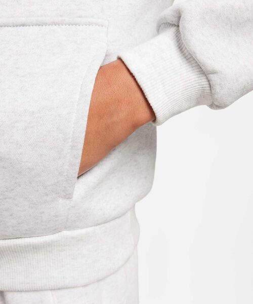 NIKE(ナイキ)の「《セットアップ対応商品》ナイキ スポーツウェア クラブ フリース ジュニア パーカー / Nike Sportswear Club Fleece Big Kids' Hoodie FD2988-051 Birch Heather(パーカー・キッズ・ミックスグレー・130/140/150/160/170)」の5枚目の写真