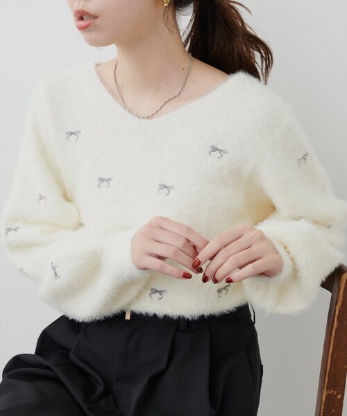 natural couture(ナチュラルクチュール)の「リボン刺繍フェザーニット(ニット/セーター・レディース・モカ/オフホワイト/ブルー/チャコールグレー・FREE)」の1枚目の写真