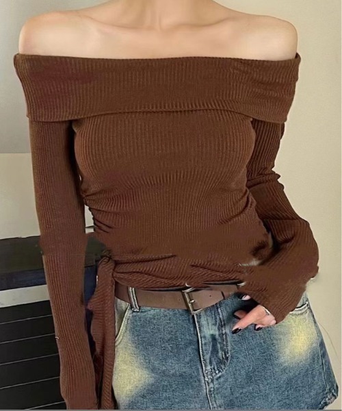 kirakiraShop(キラキラショップ)の「オフショルダー サイドギャザー リブ カットソー(ニット/セーター・レディース・ホワイト/ブラウン/ブラック/グレー・FREE)」の4枚目の写真