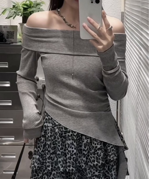 kirakiraShop(キラキラショップ)の「オフショルダー サイドギャザー リブ カットソー(ニット/セーター・レディース・ホワイト/ブラウン/ブラック/グレー・FREE)」の14枚目の写真