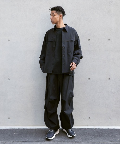 NUMERALS（ヌメラルズ）の「【NUMERALS】ライトシェルロングシャツ（シャツ/ブラウス・メンズ・ブラック/カーキ・MEDIUM/LARGE）」の3枚目の写真