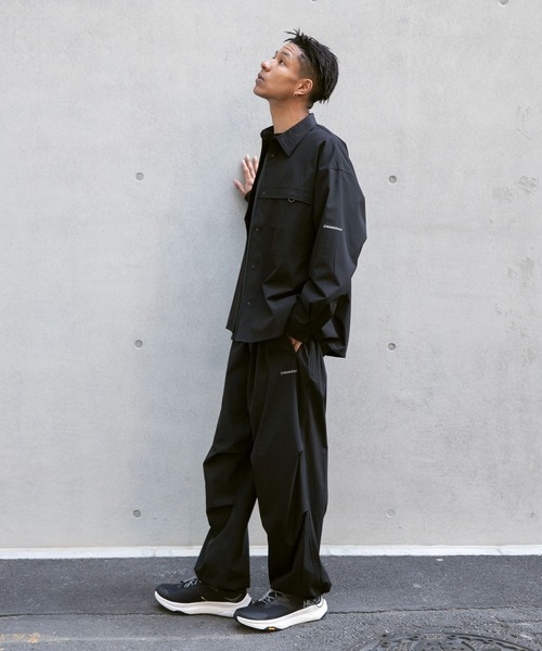 NUMERALS（ヌメラルズ）の「【NUMERALS】ライトシェルロングシャツ（シャツ/ブラウス・メンズ・ブラック/カーキ・MEDIUM/LARGE）」の4枚目の写真