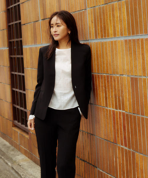 ROPE'（ロペ）の「トリアセバックサテン ジャケット【オフィス/通勤/セットアップ対応】/洗える（ノーカラージャケット・レディース・ブラック・38/36）」の7枚目の写真