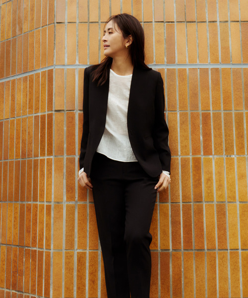 ROPE'（ロペ）の「トリアセバックサテン ジャケット【オフィス/通勤/セットアップ対応】/洗える（ノーカラージャケット・レディース・ブラック・38/36）」の9枚目の写真