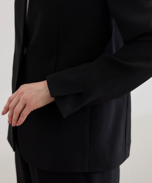 ROPE'（ロペ）の「トリアセバックサテン ジャケット【オフィス/通勤/セットアップ対応】/洗える（ノーカラージャケット・レディース・ブラック・38/36）」の11枚目の写真