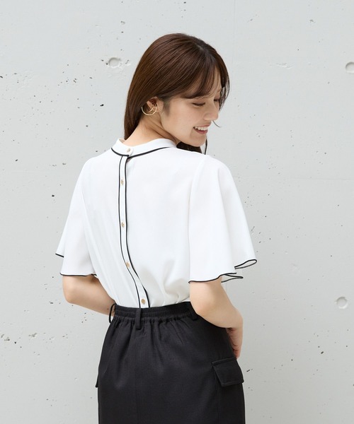 Andemiu（アンデミュウ）の「2WAYラッフルブラウス574992（シャツ/ブラウス・レディース・ネイビー/ホワイト×ブラック/オフホワイト/ブルー・FREE）」の6枚目の写真