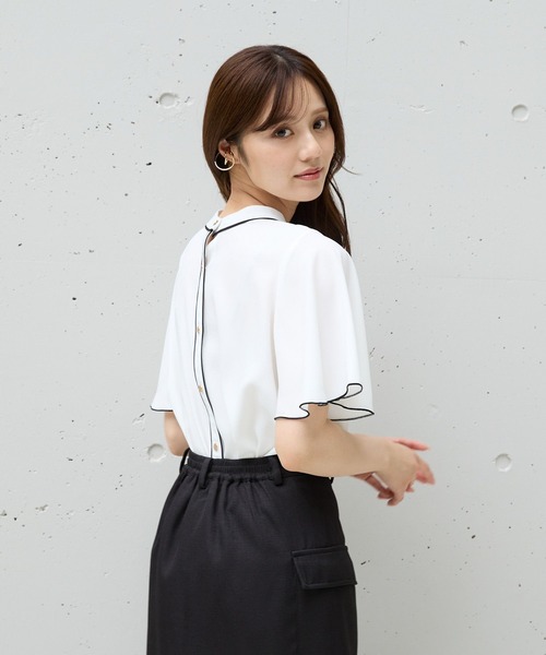 Andemiu（アンデミュウ）の「2WAYラッフルブラウス574992（シャツ/ブラウス・レディース・ネイビー/ホワイト×ブラック/オフホワイト/ブルー・FREE）」の7枚目の写真