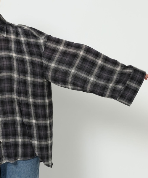 LOWRYS FARM（ローリーズファーム）の「オンブレチェックシャツ　576769（シャツ/ブラウス・レディース・レッド/チャコールグレー・FREE）」の5枚目の写真