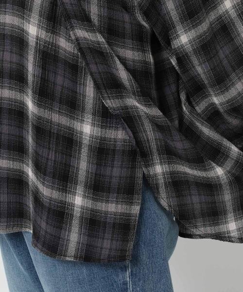 LOWRYS FARM（ローリーズファーム）の「オンブレチェックシャツ　576769（シャツ/ブラウス・レディース・レッド/チャコールグレー・FREE）」の4枚目の写真