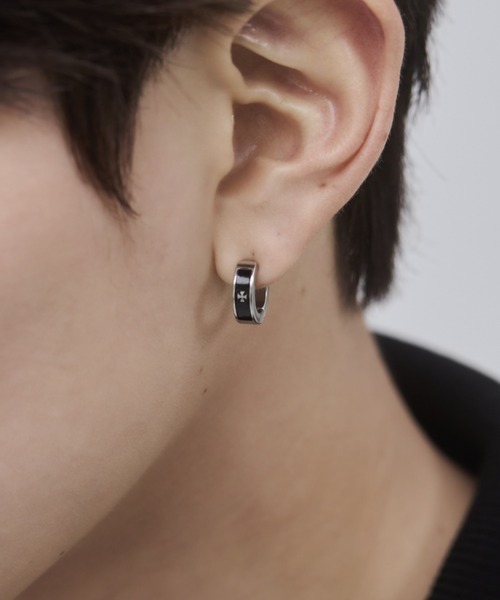 WYZ surgical stainless(ダブリューワイジィーサージカルステンレス)の「【 金属アレルギー対応 】クロスデザイン フープイヤリング サージカルステンレス(両耳用)(イヤリング・メンズ・シルバー/ブラック・FREE)」の2枚目の写真
